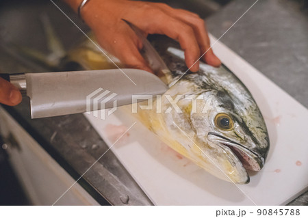 キッチンで魚を捌く男性の手元 沖縄県宮古島の美味しい白身魚シーラ 90845788