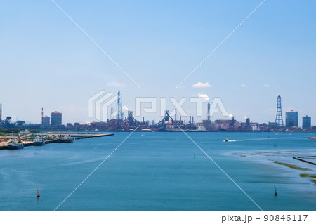 千葉県木更津市 中の島大橋から眺める海と工業地帯 90846117