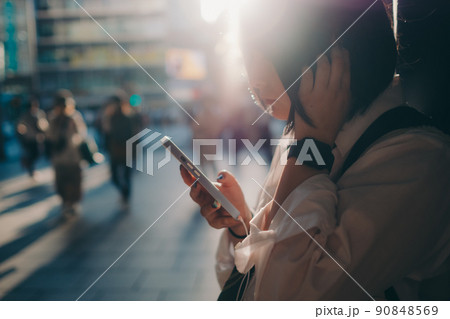 ギターとスマートフォン持った制服姿の女子高生と街 ギターとスマートフォン持った制服姿の女子高生と街 90848569