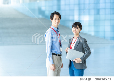 通路で立っているビジネスパーソン。 90848574