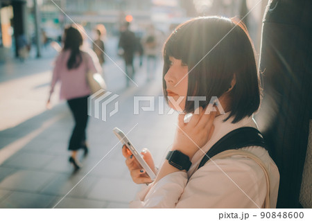 ギターとスマートフォン持った制服姿の女子高生と街 ギターとスマートフォン持った制服姿の女子高生と街 90848600