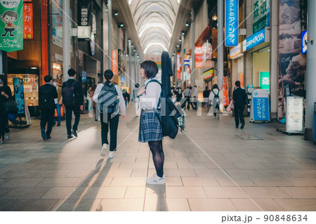 ギターを持った制服姿の女子高生と街 ギターを持った制服姿の女子高生と街 90848634