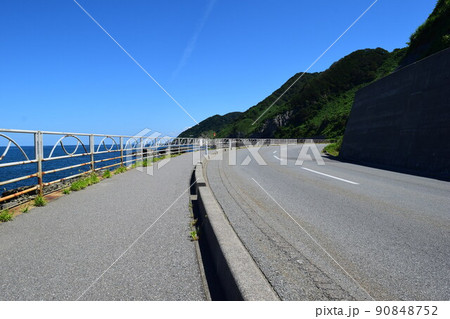 海沿いの道路 山形県庄内 90848752