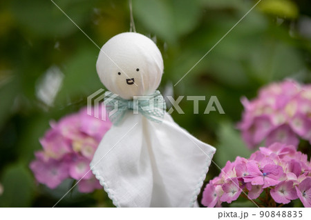 てるてる坊主と紫陽花 90848835