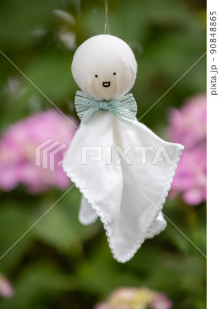 てるてる坊主と紫陽花 90848865