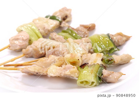 焼き鳥　ねぎま　塩　明るい背景　串に刺した鶏肉　明るい背景 90848950