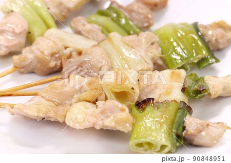 焼き鳥　ねぎま　塩　明るい背景　串に刺した鶏肉　明るい背景 90848951