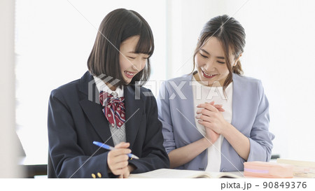 制服の女子学生と塾講師 中学生 高校生 90849376