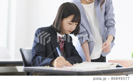 塾で授業を受ける女子学生 中学生 高校生 90849377