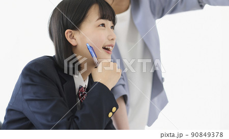 塾で授業を受ける女子学生 中学生 高校生 90849378