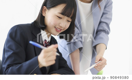 塾で授業を受ける女子学生 中学生 高校生 90849380