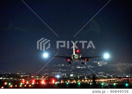 大阪空港 千里川堤防 迫力の夜間着陸 風景 大阪空港 千里川堤防 迫力の夜間着陸 風景 90849556