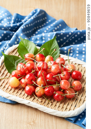 ザルに盛ったさくらんぼ(山形県産佐藤錦) ザルに盛ったさくらんぼ(山形県産佐藤錦) 90849659