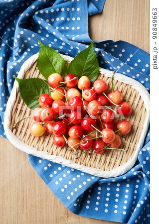 ザルに盛ったさくらんぼ（山形県産佐藤錦） 90849663