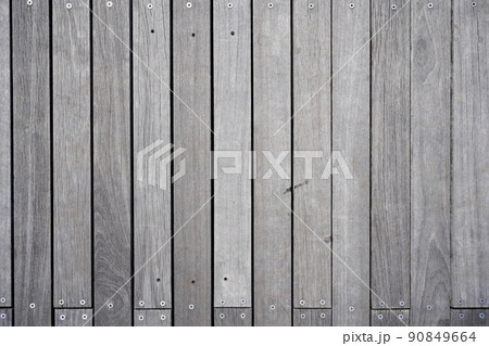 エイジングしているグレー色のウッドデッキ 90849664