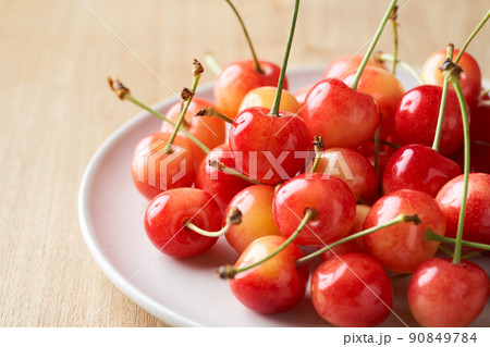 皿に盛ったさくらんぼ（山形県産佐藤錦） 90849784