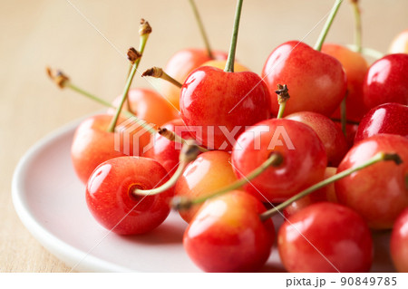 皿に盛ったさくらんぼ(山形県産佐藤錦) 皿に盛ったさくらんぼ(山形県産佐藤錦) 90849785