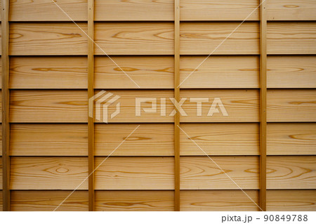 杉材で施工された鎧張りの壁 90849788