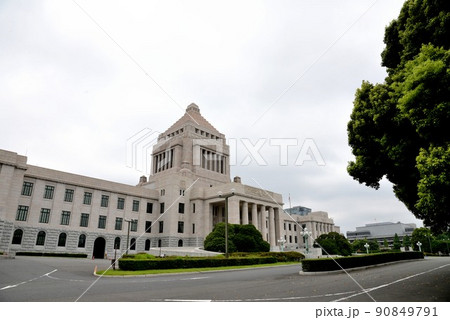 政治の中心　国会議事堂 90849791