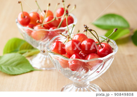 グラスの器に盛ったさくらんぼ（山形県産佐藤錦） 90849808