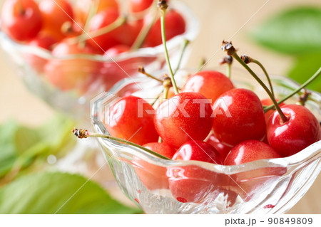 グラスの器に盛ったさくらんぼ(山形県産佐藤錦) グラスの器に盛ったさくらんぼ(山形県産佐藤錦) 90849809