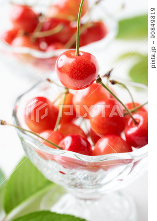 グラスの器に盛ったさくらんぼ（山形県産佐藤錦） 90849819
