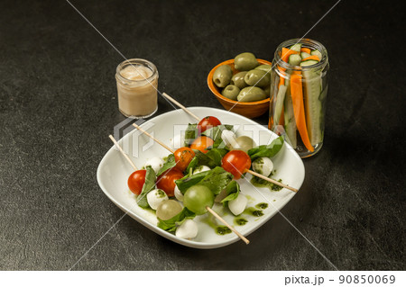 アウトドアでサラダ salad made outdoors at the campsite 90850069