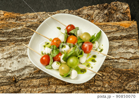 アウトドアでサラダ salad made outdoors at the campsite アウトドアでサラダ salad made outdoors at the campsite 90850070