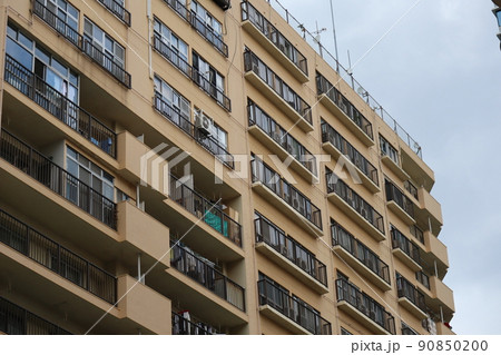 青空とマンションの建物のある風景 90850200