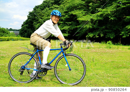 元気なシニアのサイクリング 90850264
