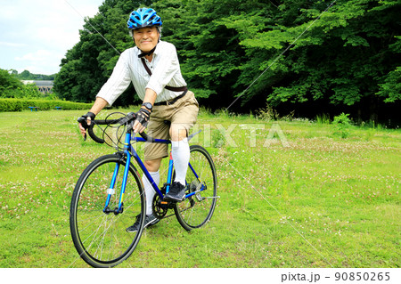 元気なシニアのサイクリング 90850265