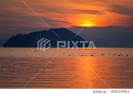 竹生島越しに見る琵琶湖の夕焼け情景@滋賀 竹生島越しに見る琵琶湖の夕焼け情景@滋賀 90850962