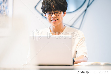 若い男性 パソコン操作 撮影協力:WEEK芝大門(サンフロンティア不動産) 若い男性 パソコン操作 撮影協力:WEEK芝大門(サンフロンティア不動産) 90850973