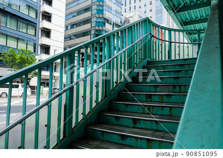 錆びた歩道橋 90851095