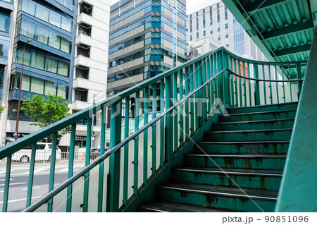 錆びた歩道橋 90851096