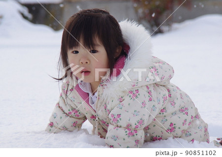 雪遊び四歳女の子 雪遊び四歳女の子 90851102
