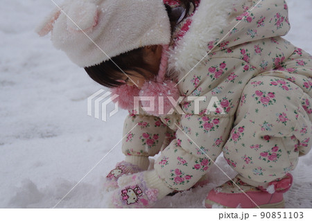 雪遊び四歳女の子 90851103