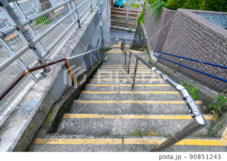 急な階段 急な階段 90851243