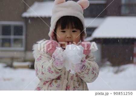雪遊び 90851250