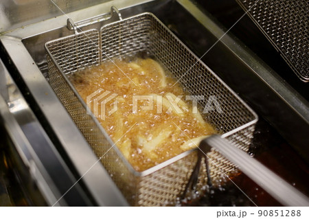 美味しいフライドポテトを揚げる 90851288