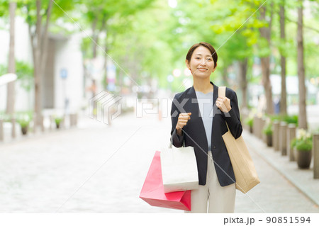 買い物をする女性　屋外 90851594