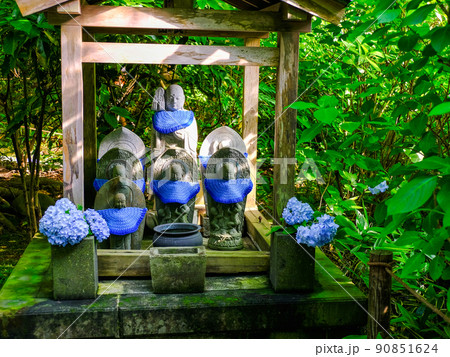 紫陽花とお地蔵様 90851624