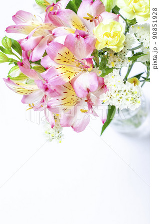 華やかな花束のイメージ素材 90851928