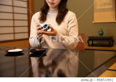 旅館でくつろぐ女性 trip 旅館でくつろぐ女性 trip 90851991