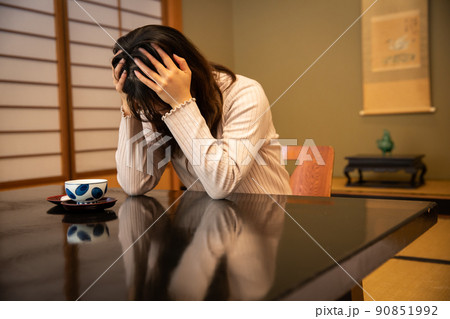旅館で頭を抱える女性　worries	 90851992