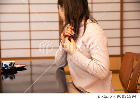 旅館で俯く女性　trip	 90851994