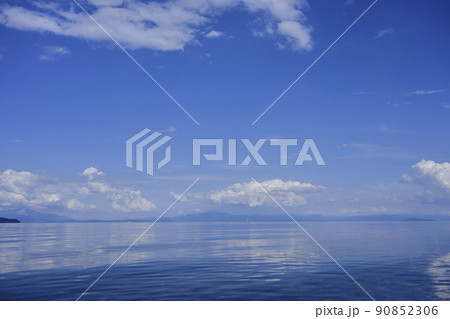 風景素材　爽かな初夏の穏やかな琵琶湖 90852306