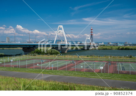 豊里大橋と淀川河川公園豊里地区のテニスコート 90852374