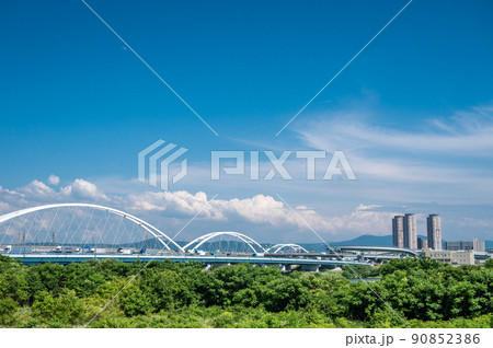 鳥飼大橋とモノレールの鉄橋　淀川右岸からの風景 90852386