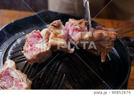 ジンギスカン、ラムの塊肉をカットする ジンギスカン、ラムの塊肉をカットする 90852674